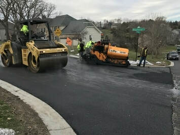 The asphalt paving crew working in Algonquin, IL